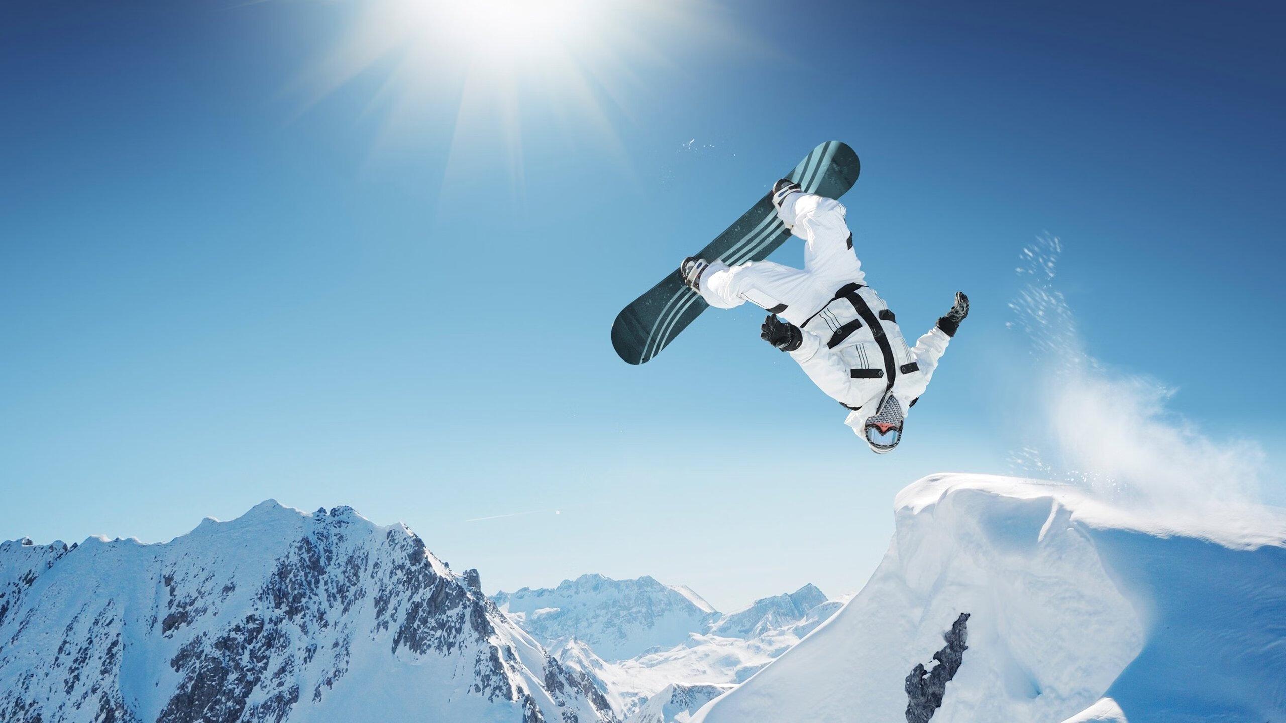 滑板运动风靡全球，年轻选手闪耀国际赛场